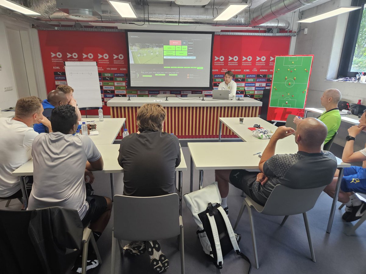PSV Hybrid Days;
Last day of the 4-day program at PSV Campus De Herdgang! Everyone in our year program gets the chance to learn on the job with us. We believe in learning on and offline, that’s why we offer this amazing program at PSV.
See you next year? 
psvcoachingacademy.com/product/hybrid…