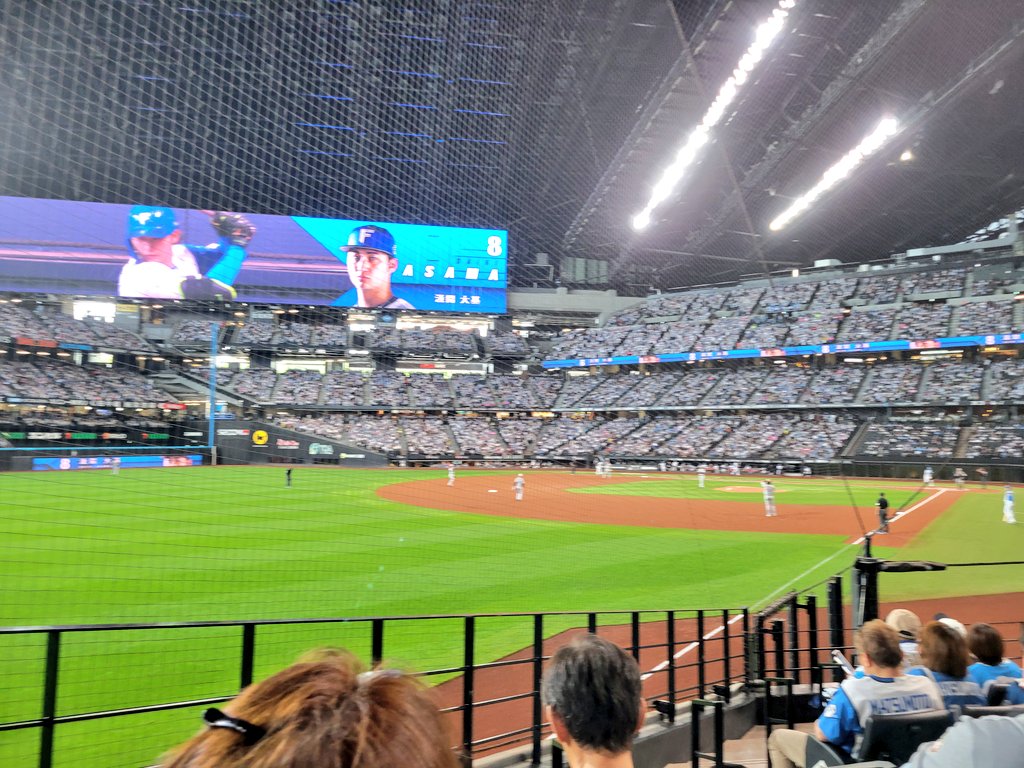 5252cozy's tweet photo. 先日北広島の #エスコンフィールド に行ってきました🥎
練習風景を見れるツアーに申し込んだのですが、ほんと間近でした🤗

#森本稀哲 (#ひちょり)さんが近寄ってきてくれて「声掛けちゃいけないと言われているの？」と声かけてくれました😆
めちゃくちゃ嬉しかったです🤩
エスコンまた行きたいなぁ‼️ https://t.co/HWsz5NMUmG