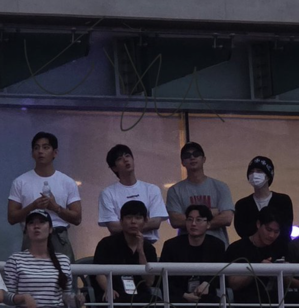 rootedinbangtan's tweet image. yoongi has never looked this small before im crying