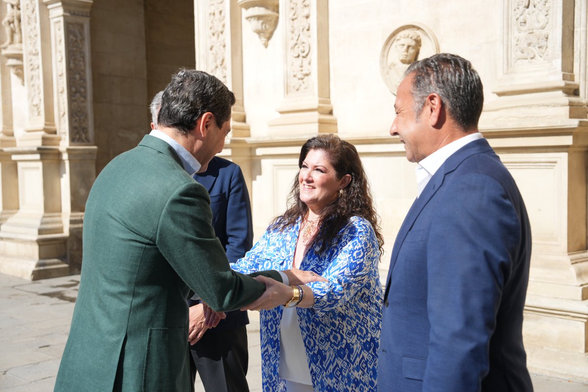 🖼️"La cultura nos eleva, inspira y ayuda a ser mejores personas".

👩‍🎨<a href="/JuanMa_Moreno/">Juanma Moreno</a> acompaña a la pintora <a href="/elenamonteroart/">Elena Montero</a> en la inauguración de la muestra 'Almayéutica' en la casa de todos los sevillanos, el <a href="/Ayto_Sevilla/">Ayuntamiento de Sevilla</a>.