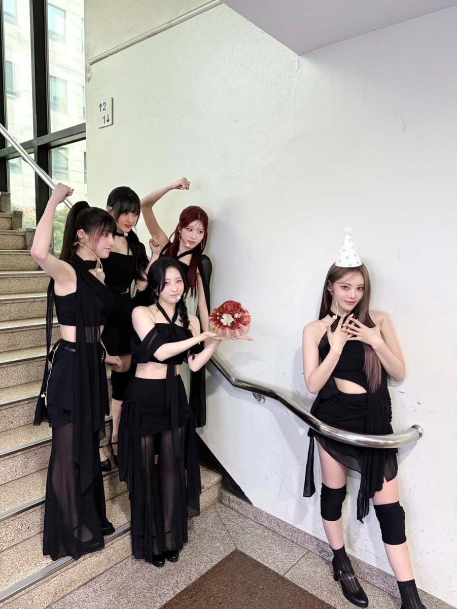 official_artms's tweet photo. ☆.。.:*・°☆.。.:*・°☆.。.:*・°☆.。.:*・°☆
초미녀 5인조는 진짜 제발이라는 감정을 느끼게 함🩷💚❤️💙💜
OURII와 함께 날아오른 #뮤직뱅크 첫방 완료🪽
오랜만에 힘찬 응원 들으니까 힘이 아르르르르🔥
☆.。.:*・°☆.。.:*・°☆.。.:*・°☆.。.:*・°☆

#ARTMS #아르테미스 #OURII
#Club_Icarus