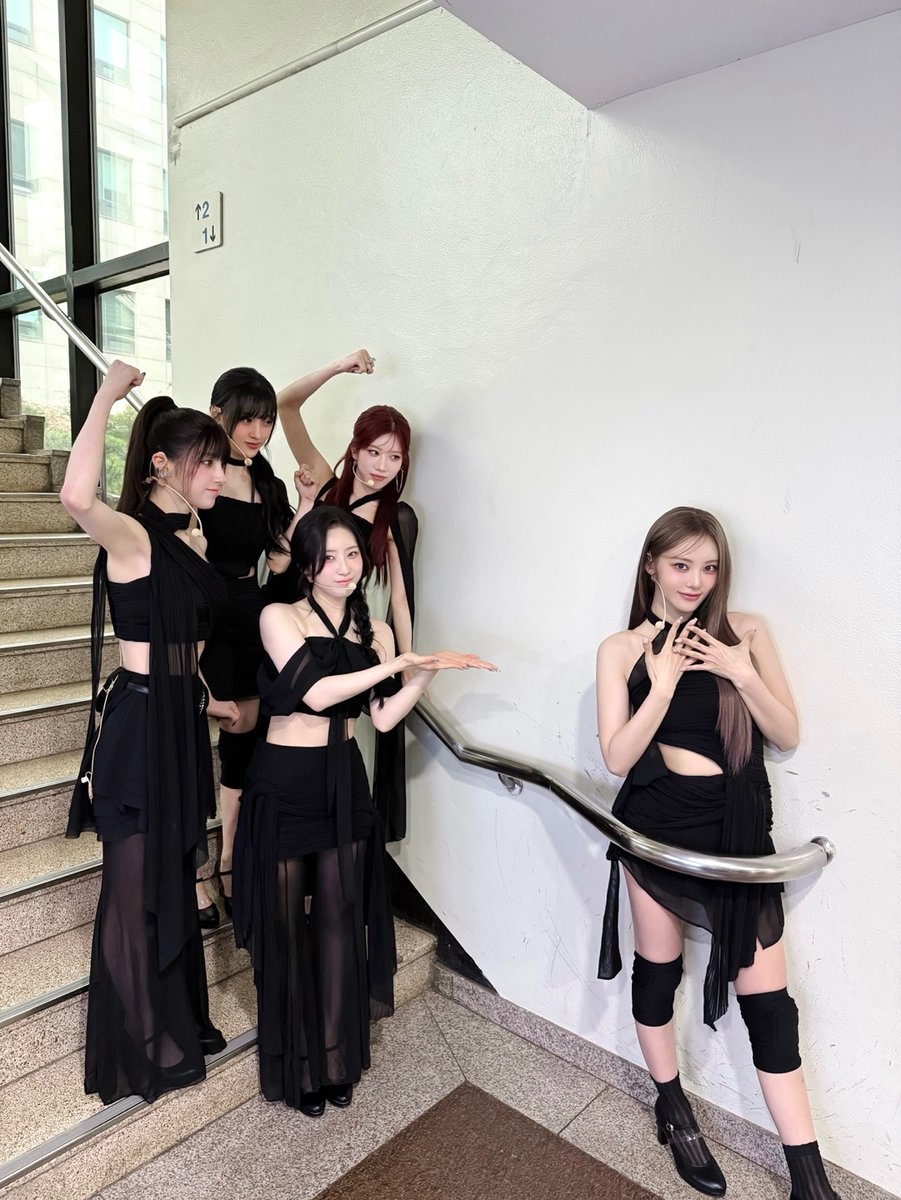 official_artms's tweet photo. ☆.。.:*・°☆.。.:*・°☆.。.:*・°☆.。.:*・°☆
초미녀 5인조는 진짜 제발이라는 감정을 느끼게 함🩷💚❤️💙💜
OURII와 함께 날아오른 #뮤직뱅크 첫방 완료🪽
오랜만에 힘찬 응원 들으니까 힘이 아르르르르🔥
☆.。.:*・°☆.。.:*・°☆.。.:*・°☆.。.:*・°☆

#ARTMS #아르테미스 #OURII
#Club_Icarus
