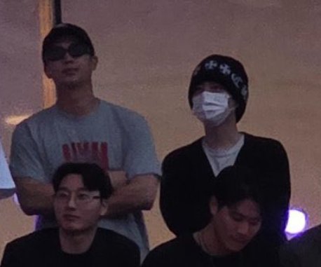 LOOK AT THEIR SIZE DIFFERENCE 😭