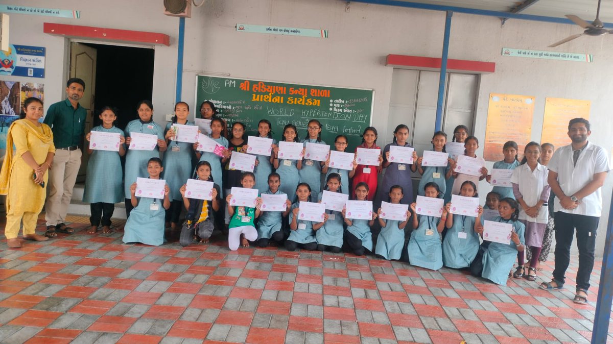Dsbcc_jamnagar's tweet image. જોડિયા તાલુકાની આરોગ્ય ટીમ દ્વારા કન્યાશાળા હડીયાણા ખાતે હાઇપરટેન્શન દિવસ ઉજવણી ભાગરૂપે હાયપરટેન્શ અંગે માર્ગદર્શન આપવામાં આવ્યું બાદ ચિત્ર સ્પર્ધા યોજાઈ જેમાં બાળકોને ઇનામ થી પ્રોત્સાહિત કરવામાં આવ્યા #schoolhealthcampaign 
#HypertensionAwareness #HypertensionDay
#diabetes