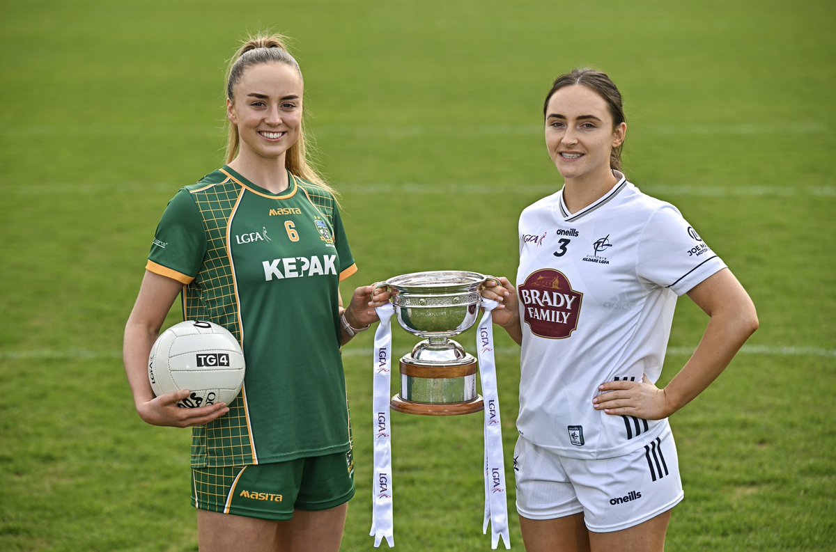GAA_BEO's tweet image. Dé Sathairn ar Peil na mBan BEO
Clúdach beo ó bhabhta 2 de Chraobh TG4! 🤩
Live coverage from the TG4 Championship this Saturday 🏐
Beo ar TG4 @ 12:30
@KildareLGFA1 v @meathladiesMLGF
Beo ar TG4 @ 14:30
@CorkLGFA v @kerryladiesfoot