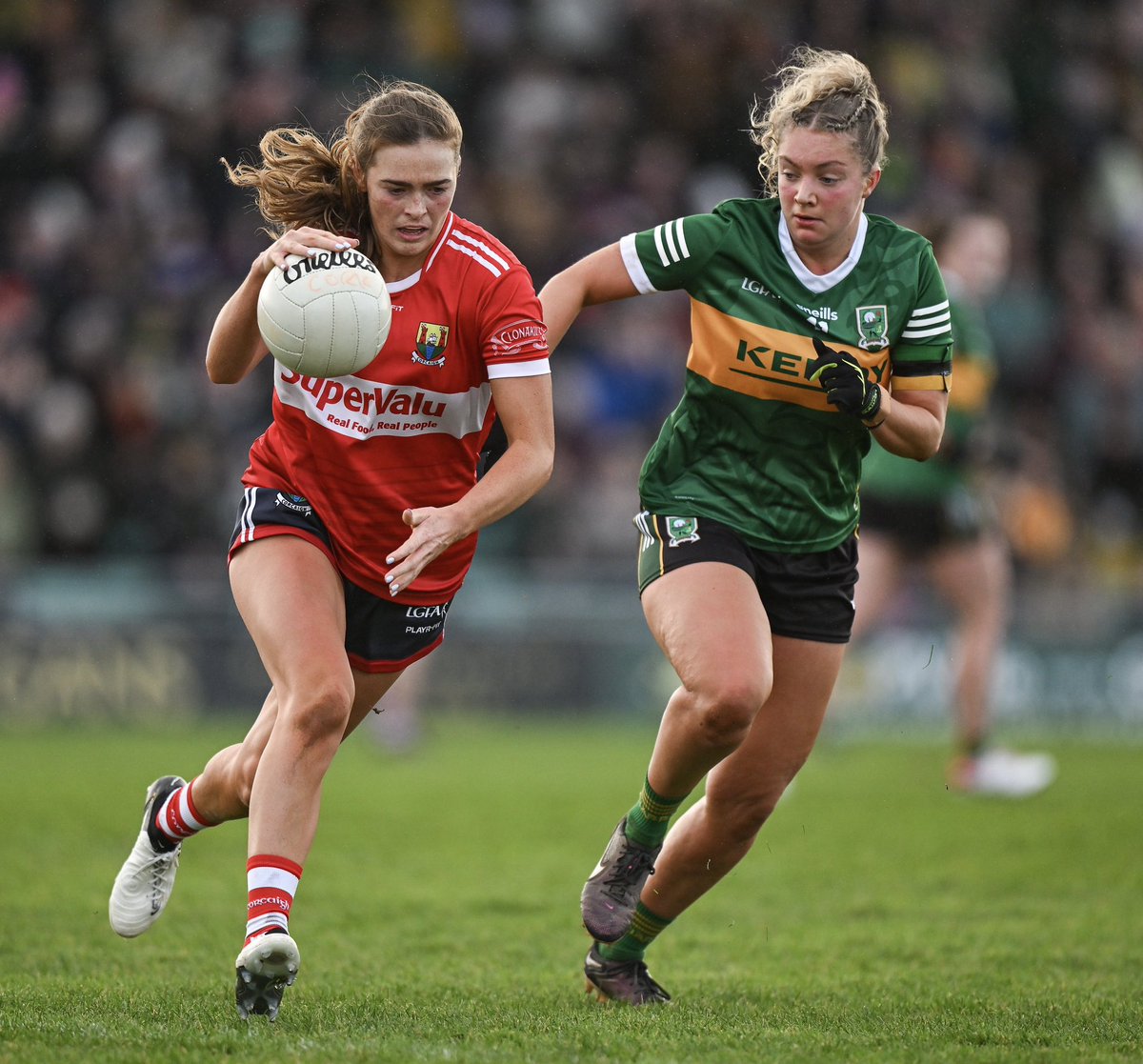 GAA_BEO's tweet image. Dé Sathairn ar Peil na mBan BEO
Clúdach beo ó bhabhta 2 de Chraobh TG4! 🤩
Live coverage from the TG4 Championship this Saturday 🏐
Beo ar TG4 @ 12:30
@KildareLGFA1 v @meathladiesMLGF
Beo ar TG4 @ 14:30
@CorkLGFA v @kerryladiesfoot