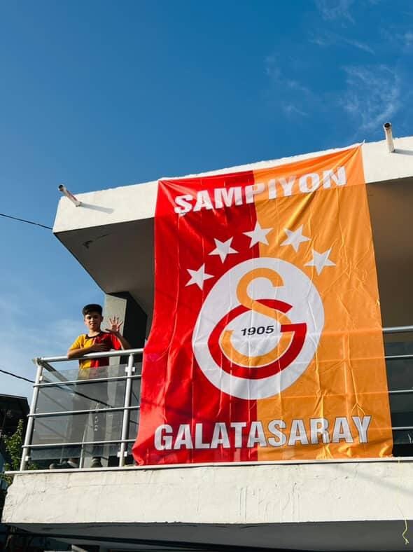 ultrAslan35's tweet photo. @ultrAslanLise35 @uAtorbali 📍Kemalpaşa
📍Karabağlar
📍Tire 
📍Buca 

DM yoluyla İzmir’de astığınız bayraklarınızı gönderin, fotoğraflarınızı sayfalarımızdan paylaşalım!

#ultrAslanİZMİR 
#5YıldızlıŞampiyon https://t.co/NsWdpJXdLx
