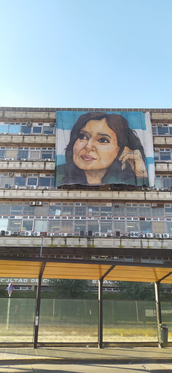 SuizaPodemos's tweet image. 🇦🇷 Aparece un cartel gigante de Cristina Fernández de Kirchner en plena Facultad de Ciencias Exactas y Naturales.
🔥 La política también se cuela en las aulas.
✊ Símbolo de resistencia.
#CristinaFernandezDeKirchner #UBA #FCEN #CiudadUniversitaria  #Argentina