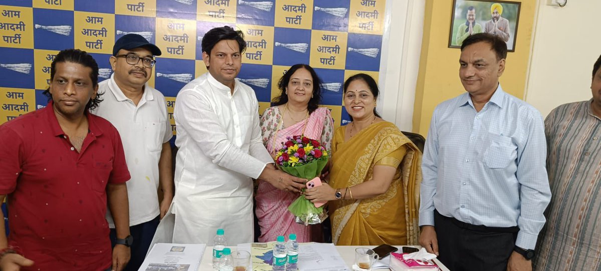 AAPMumbai's tweet photo. Maharashtra Prabhari @PrakashJarwal along with 
Mumbai President &amp; National Executive Member @PreetiSMenon, Mumbai Working President and National Joint Secretary @rubenmasc met the leaders of AAP Navi Mumbai. https://t.co/prmDtYpXDu