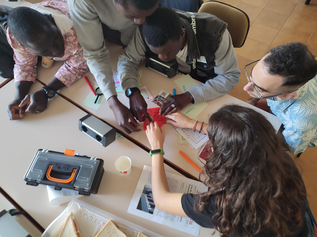 Juntas En la misma dirección tweet media