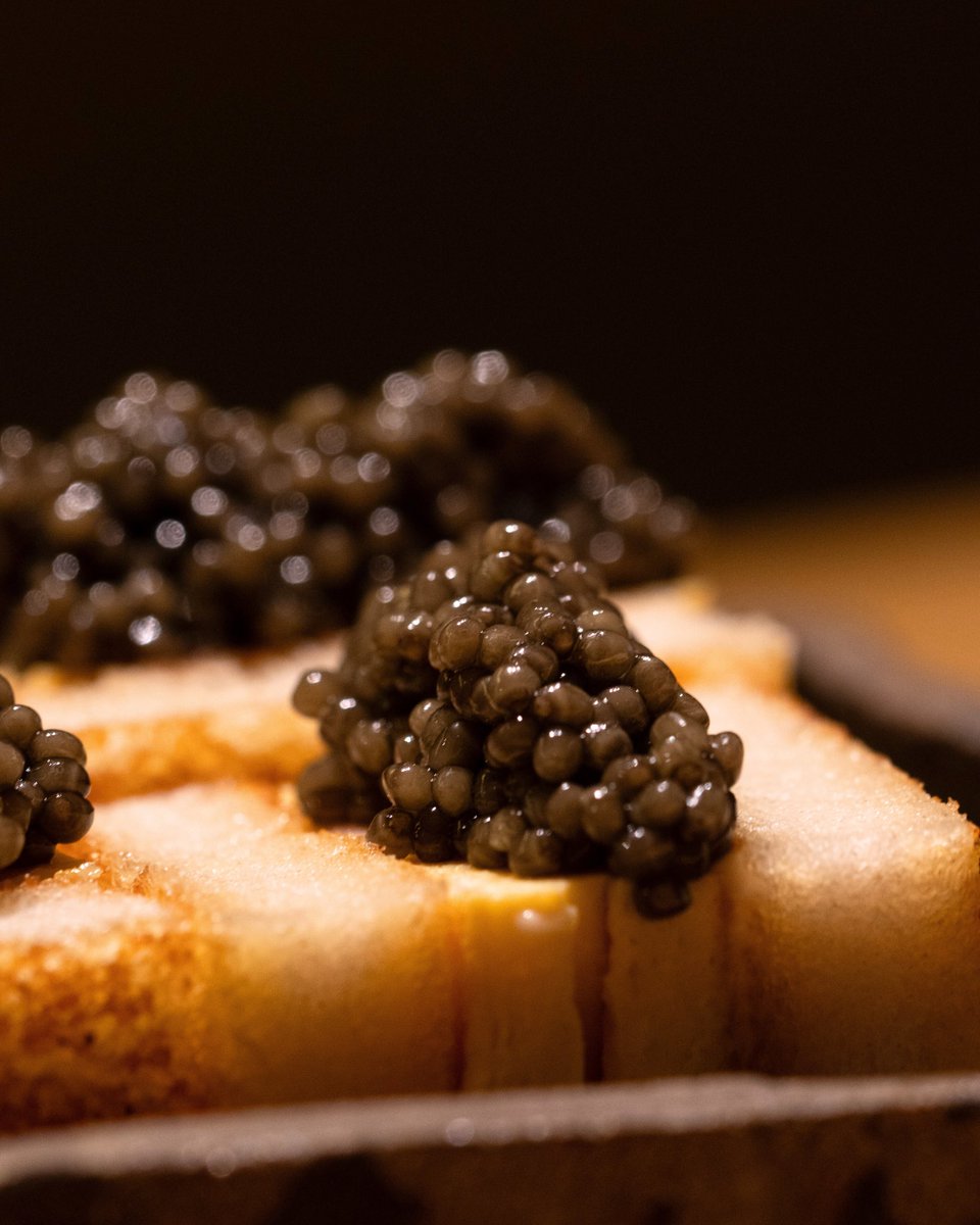 Tamagosando y caviar: untuosidad, contraste y un bocado que eleva lo simple a lo extraordinario.