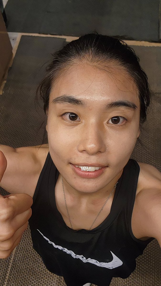 아 이언니 앞니 왤케 반짝여 했는데 앞니에 MZ샷. 띨롱 써둔거 뭐냐고