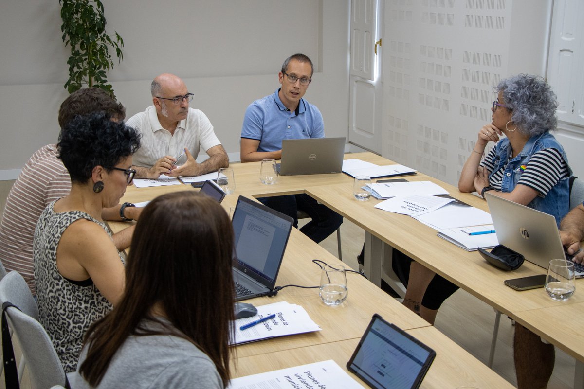 EH Bilduk udal eskumeneko neurriak bultzatuko ditu eremu tentsionatu izendatutako udalerrietan etxebizitza sozialak sortzeko.

Tentsio handiko eremu izendatu berri diren udalerrietako udal ordezkariak bildu dira gaur, planak diseinatzen hasteko.

📝 ehbildu.eus/herriak/nafarr…