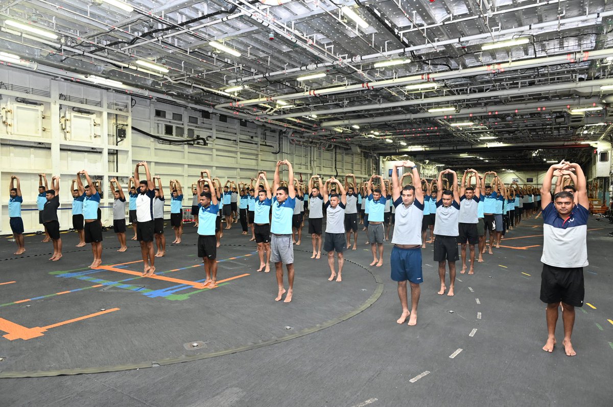IN_R11Vikrant's tweet image. Yoga session conducted onboard #R11 on 13 Jun 25. The event saw enthusiastic participation from nearly 400 personnel, all united in their commitment to health, discipline, and well-being.
#IDY25
#IN_WNC
