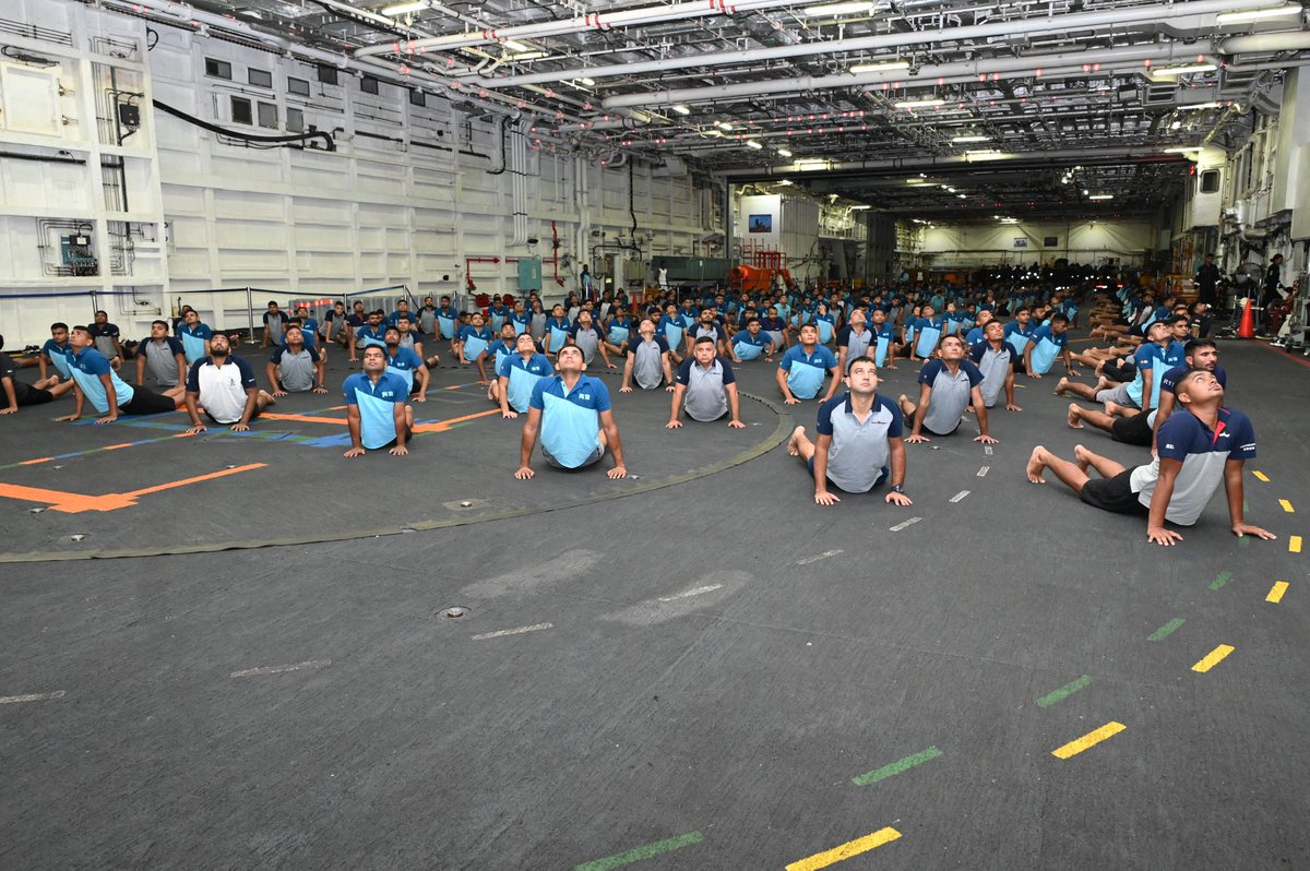 IN_R11Vikrant's tweet image. Yoga session conducted onboard #R11 on 13 Jun 25. The event saw enthusiastic participation from nearly 400 personnel, all united in their commitment to health, discipline, and well-being.
#IDY25
#IN_WNC