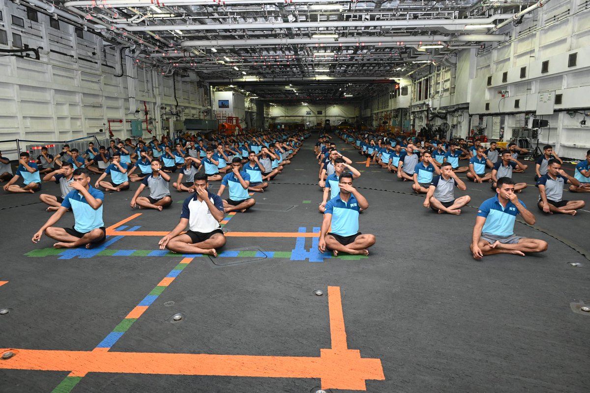 IN_R11Vikrant's tweet image. Yoga session conducted onboard #R11 on 13 Jun 25. The event saw enthusiastic participation from nearly 400 personnel, all united in their commitment to health, discipline, and well-being.
#IDY25
#IN_WNC