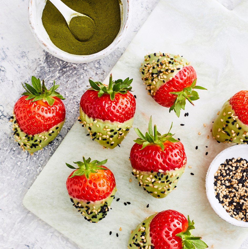 Delight your guests with Matcha Dipped Strawberries 🍓✨

Combining the creamy sweetness of white chocolate with the earthy, slightly bitter flavour of matcha, this dessert is as stunning as it is delicious! 

Perfect for party on a summer weekend! 🌞

bordbia.ie/recipes/fruit-…