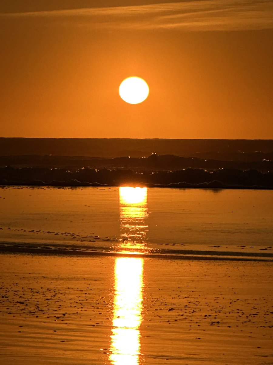 Amanecer frío y espectacular 🌞🥶🌊 
Disfrutamos el otoño en Costa Azul, La Paloma, Rocha  <a href="/TurismoRocha/">Turismo Rocha</a> <a href="/Uruguay_Natural/">Uruguay Natural</a> <a href="/MAmbienteuy/">Ministerio de Ambiente</a>