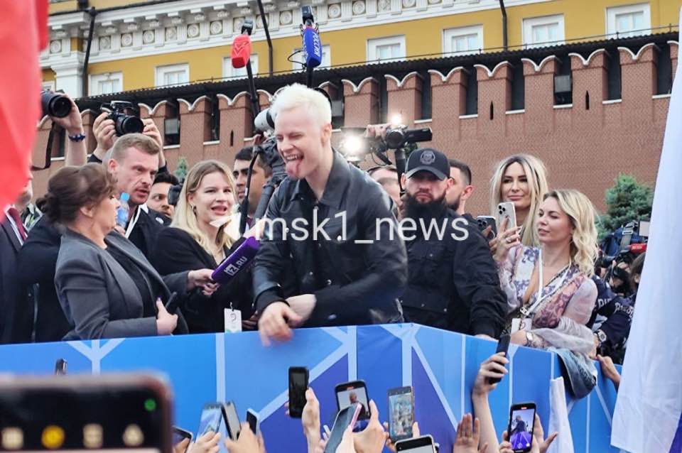 Что за несправедливость! Это существо русский, и я - русский. Он позорит нашу нацию. Превратил мой ник в посмещище для всех окружающих.
Когда рухнет путинский режим вот такие как он первыми побегут от разъяренной толпы россиян которые проснуться от сегодняшнего летаргического сна