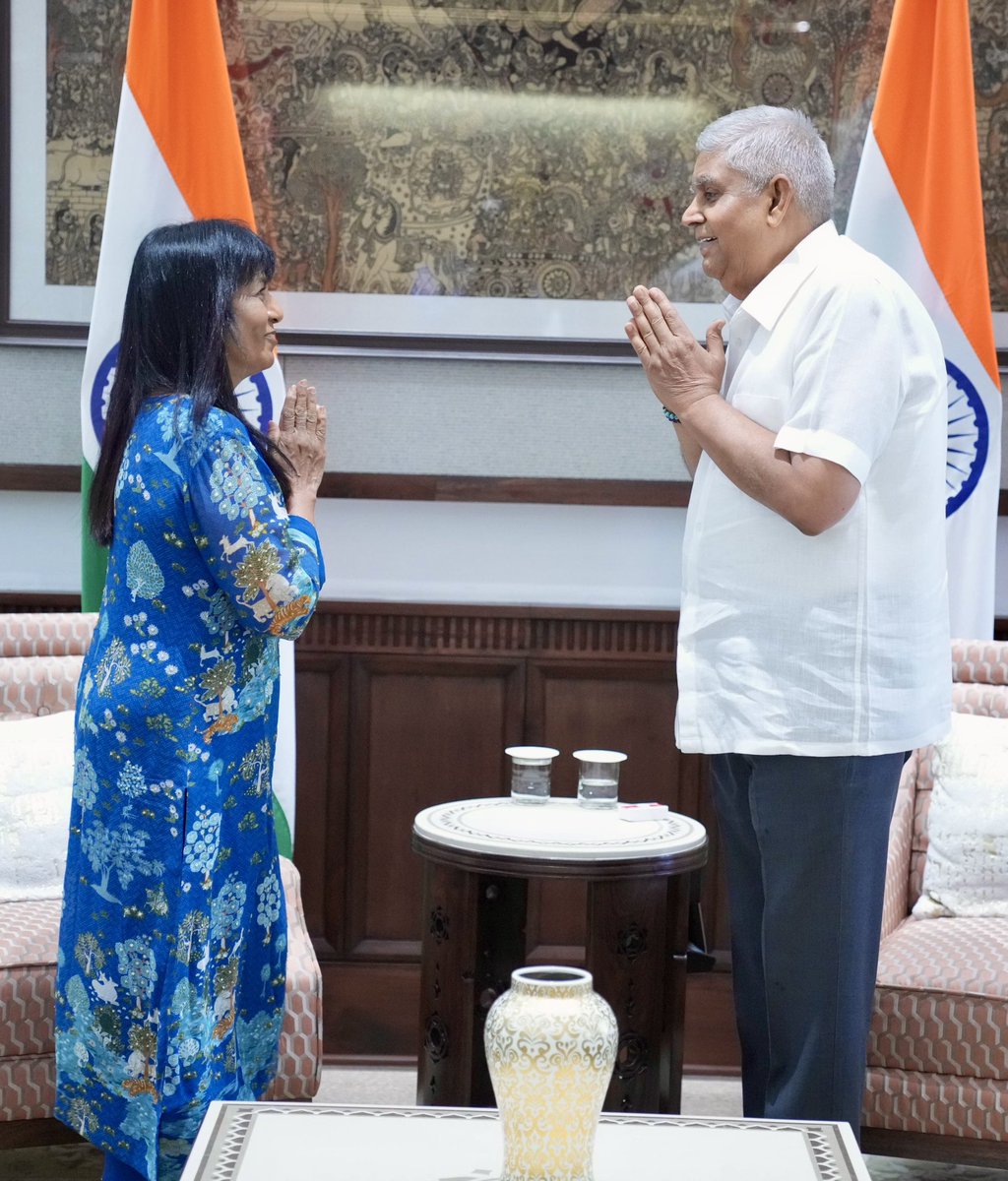 Smt. Lakshmi V Venkatesan, Founding &amp; Managing Trustee, Bharatiya Yuva Shakti Trust and daughter of the former President of India, Shri R. Venkataraman called on Hon'ble Vice-President, Shri Jagdeep Dhankhar at Vice-President's Enclave today. 

During the interaction, Shri