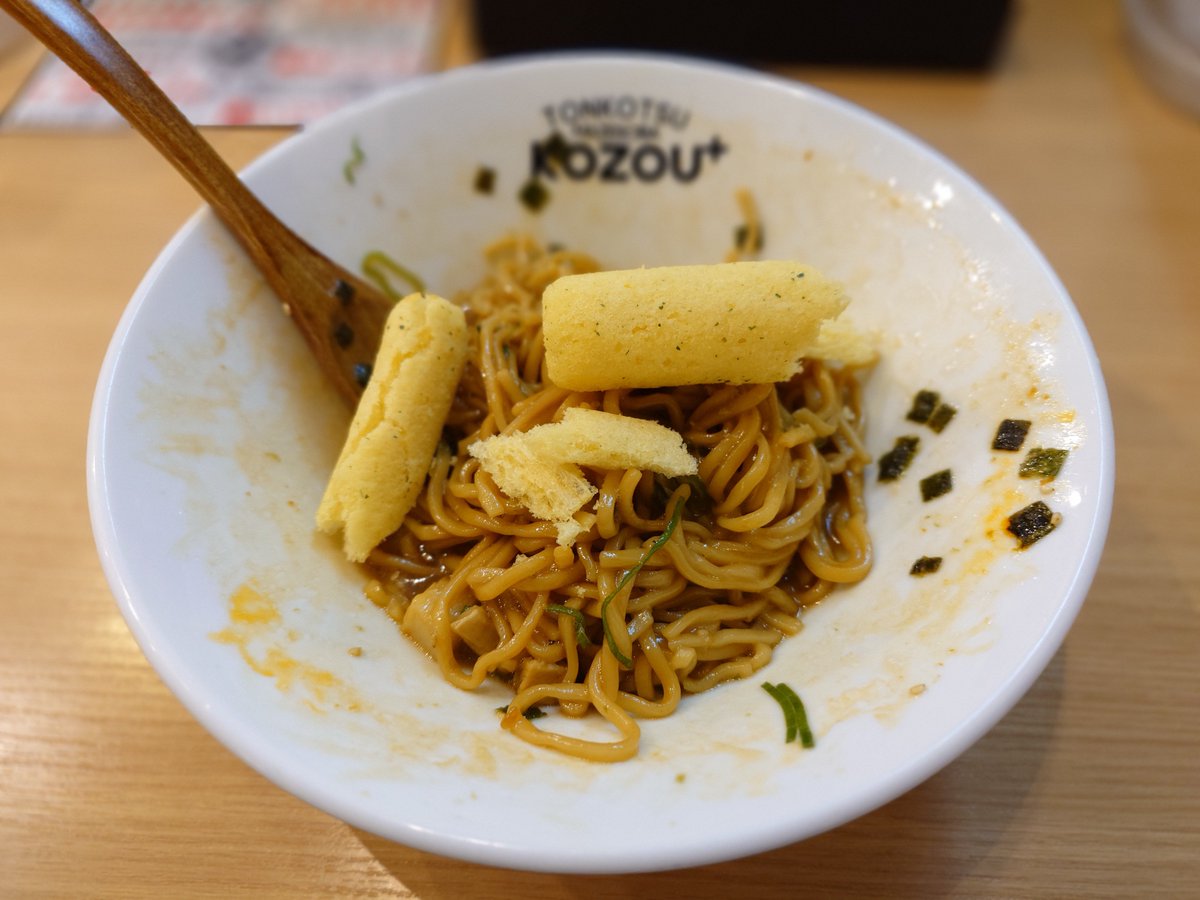 yashinori1980's tweet photo. 『オイルSOB トリプル盛り』

目の前には、丼の表面にひたひたと広がるオイルの海！その下には、溢れんばかりの麺が。
これを豪快にマゼマゼしてから一口…まさに「うましかり！！」
途中、味変にうまい棒を投入。
そして〆のご飯まで、最後まで最高の美味しさを堪能できた！

#豚骨まぜそば 
#KOZOU https://t.co/zbeXtHZ2nh