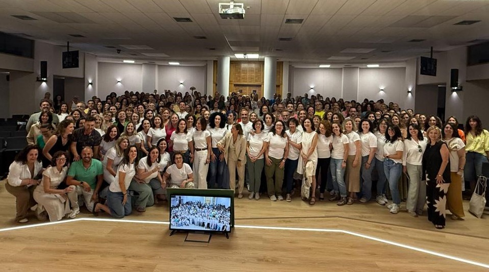 Promoción de Vida Saludable en Andalucía (@vidasaludand) on Twitter photo Andalucía consolida el papel de la Enfermera Referente de Centros Escolares como pilar de la salud escolar
#SaludPúblicaAndalucía <a href="/saludand/">Consejería de Salud y Consumo</a>
<a href="/AndaluciaRELAS/">RELAS - Red Local de Acción en Salud de Andalucía</a> <a href="/EASPsalud/">Escuela Andaluza SP</a> #andaluciasaludable
<a href="/DG_IFP/">DG de Innovación y Formación del Profesorado</a> <a href="/ventanafamilia/">Ventana abierta a la Familia</a> <a href="/CDOIA/">Observatorio Infancia y Adolescencia Andalucía</a>
miguiadesalud.es/es/andalucia-c… Andalucía consolida el papel de la Enfermera Referente de Centros Escolares como pilar de la salud escolar
#SaludPúblicaAndalucía <a href="/saludand/">Consejería de Salud y Consumo</a>
<a href="/AndaluciaRELAS/">RELAS - Red Local de Acción en Salud de Andalucía</a> <a href="/EASPsalud/">Escuela Andaluza SP</a> #andaluciasaludable
<a href="/DG_IFP/">DG de Innovación y Formación del Profesorado</a> <a href="/ventanafamilia/">Ventana abierta a la Familia</a> <a href="/CDOIA/">Observatorio Infancia y Adolescencia Andalucía</a>
miguiadesalud.es/es/andalucia-c…