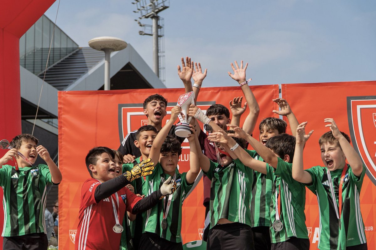 SestaoRC's tweet photo. 🥹 ¡Orgullo verdinegro!

🏆 Nuestro Benjamín 2015, campeón de la fase plata de la #ACCup.

👏🏼 Zorionak, talde!

#GoazenRiver https://t.co/9QHMThD69C