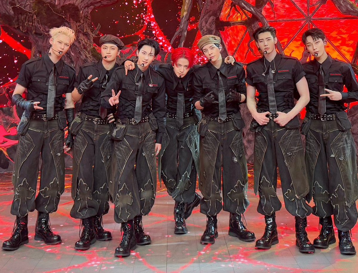 milkpooding's tweet photo. 엔후룽픈 요즘 옷 ㄹㅇ개이쁨 인정입니다
검정-흰색-전투복-검흰-회색순인것도 변태같고 디자인 다 성스러운데 어딘가 타락한것같으면서 절대 인간은 아닌것 같음이 최종변태같고 개조음 https://t.co/p2l4A5rtd8