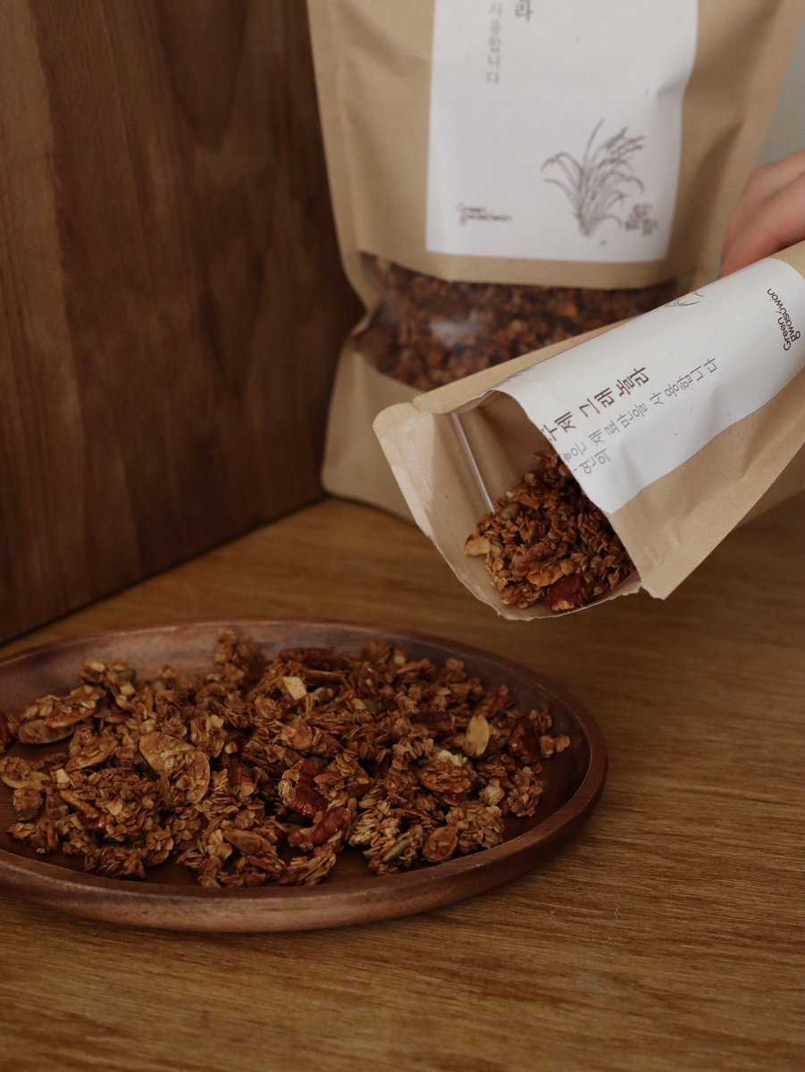 uwlsss's tweet image. #RT #RT이벤트

땅콩버터뿐만 아니라 다른 제품들도 관심 가져주신 덕분에 생산중단했던 품목들을 다시 하나씩 준비하고 있어요 🥺

🥜 #RT추첨 을 통해 땅콩버터 220g + 그래놀라 200g 세트 10분께 보내드립니다! 🥜

지이이이인짜 고소하고 맛있어요 ! 후기가 증명합니다 ! 🤎