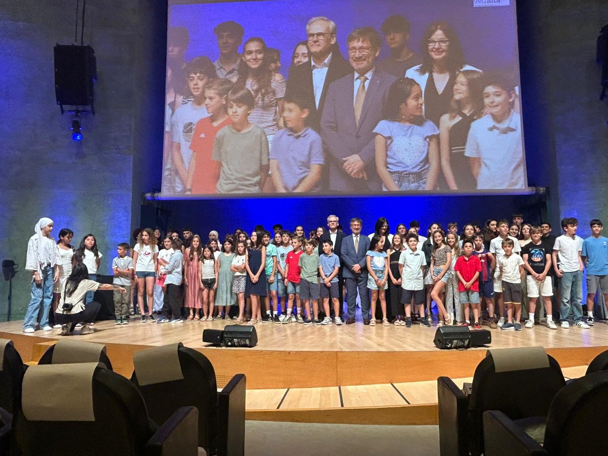 El conseller @VilaFX inaugura la #FestadelaLectura. 
📖 Amb aquest acte es clou el XXI Certamen de Lectura en Veu Alta (<a href="/llegirenveualta/">Veualta</a>), una iniciativa de la Fundació <a href="/GEnciclopedia/">Enciclopèdia Catalana</a> que promou el treball de la competència lectora i l'expressió oral de l'alumnat.