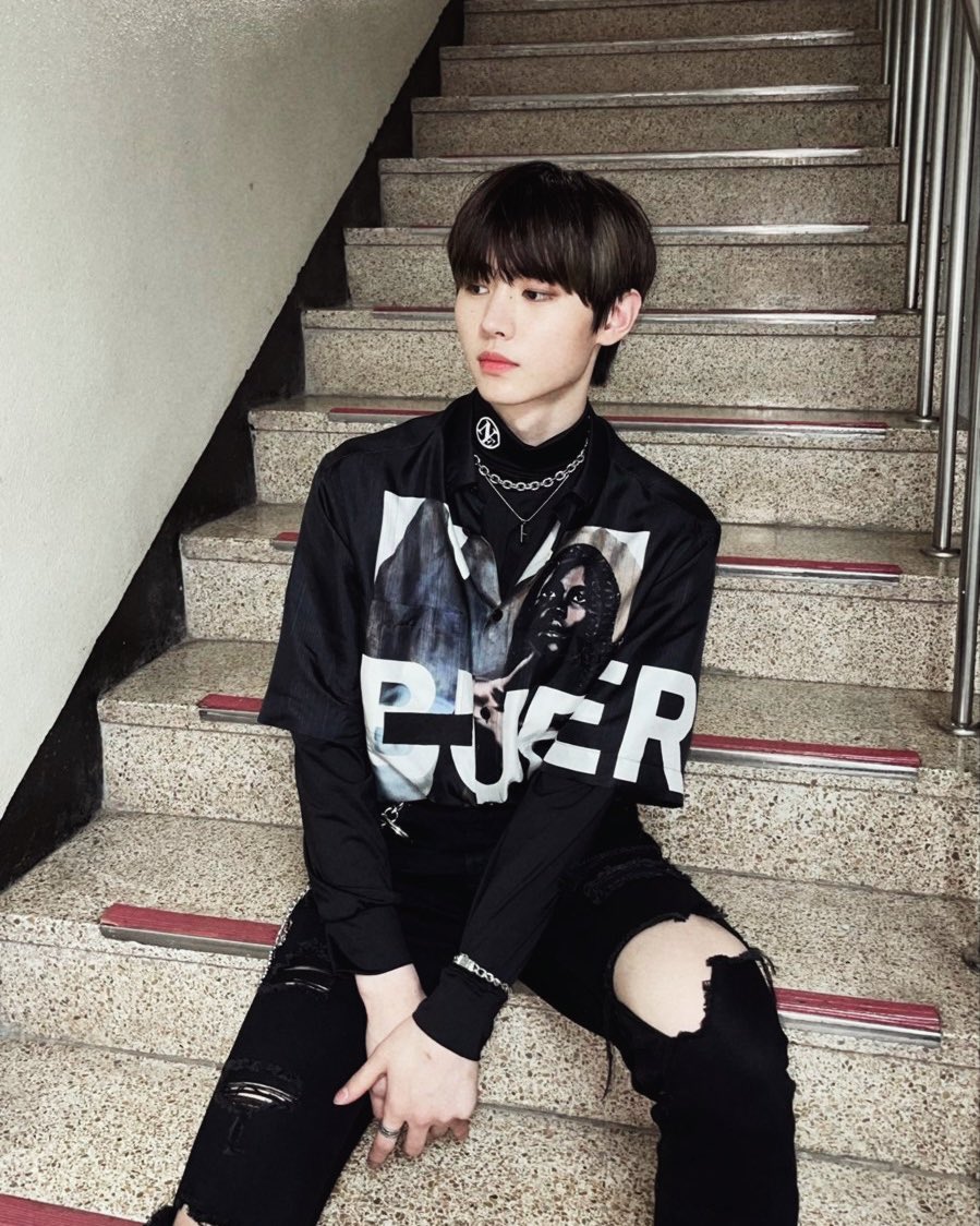 secretlyhoon's tweet image. “sit?”                                             “SIT.”