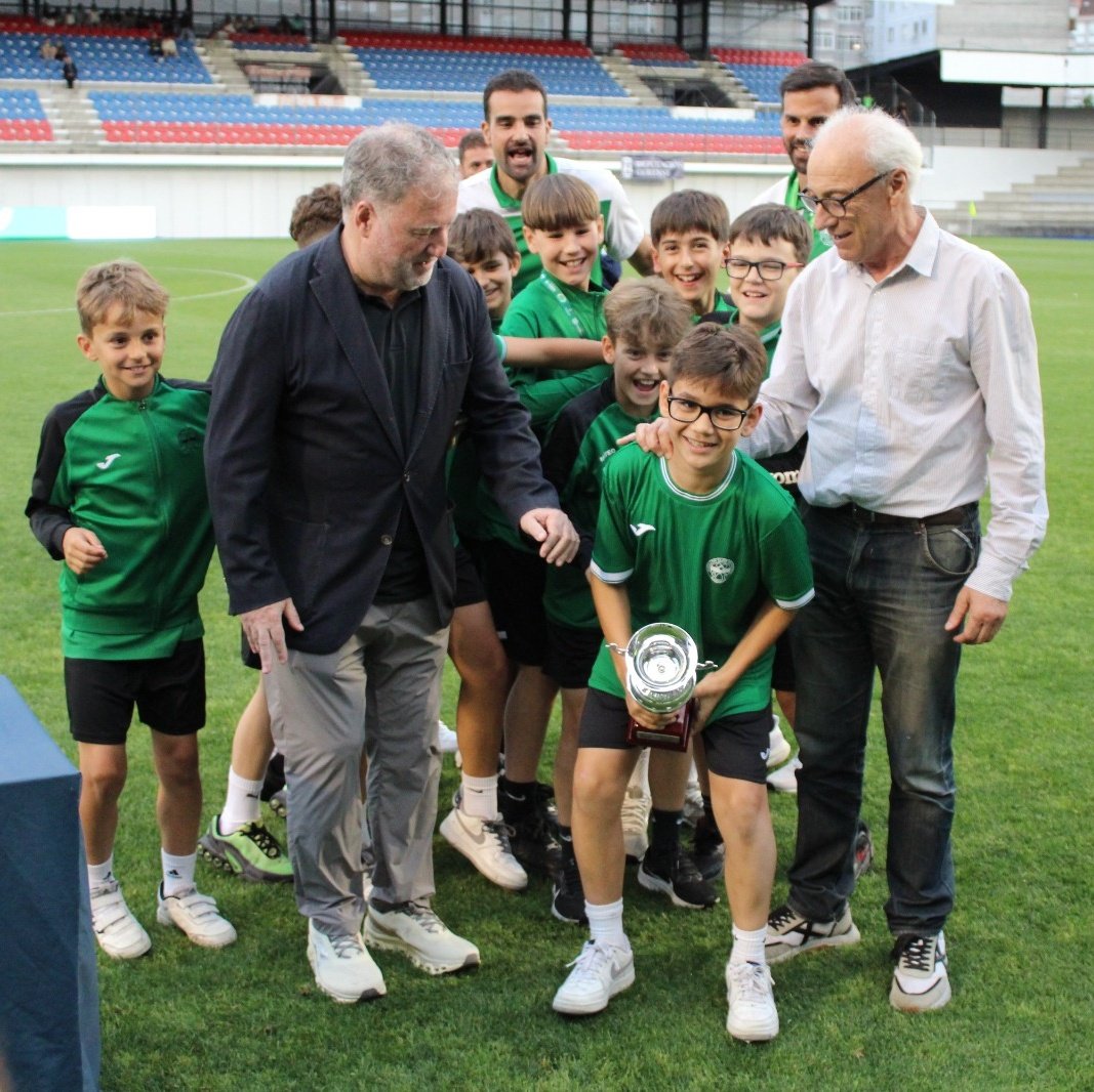 pabelloncf's tweet photo. Pabellón Promesas y Pabellón CF recibieron sus trofeos como campeones de las ligas de 1ª Alevín Futgal Alevín y Benjamín respectivamente. 

Fue en el Estadio de O Couto con motivo del Torneo Cadete. Ambos equipos consiguieron hacer doblete.

Felicidades!!!

#forzapabe #futbolbase https://t.co/MpjQISQkJt