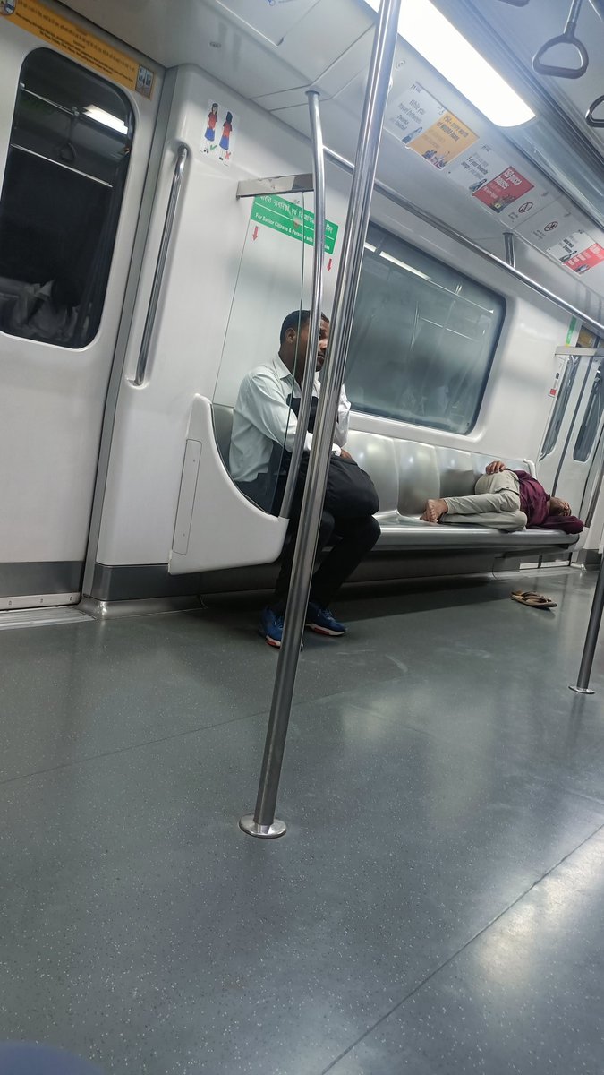 devchauhanhere's tweet image. Gazab @OfficialDMRC, ab metro mai ye suvidha bhi uplabdh ho gayi hai 🤣🤣