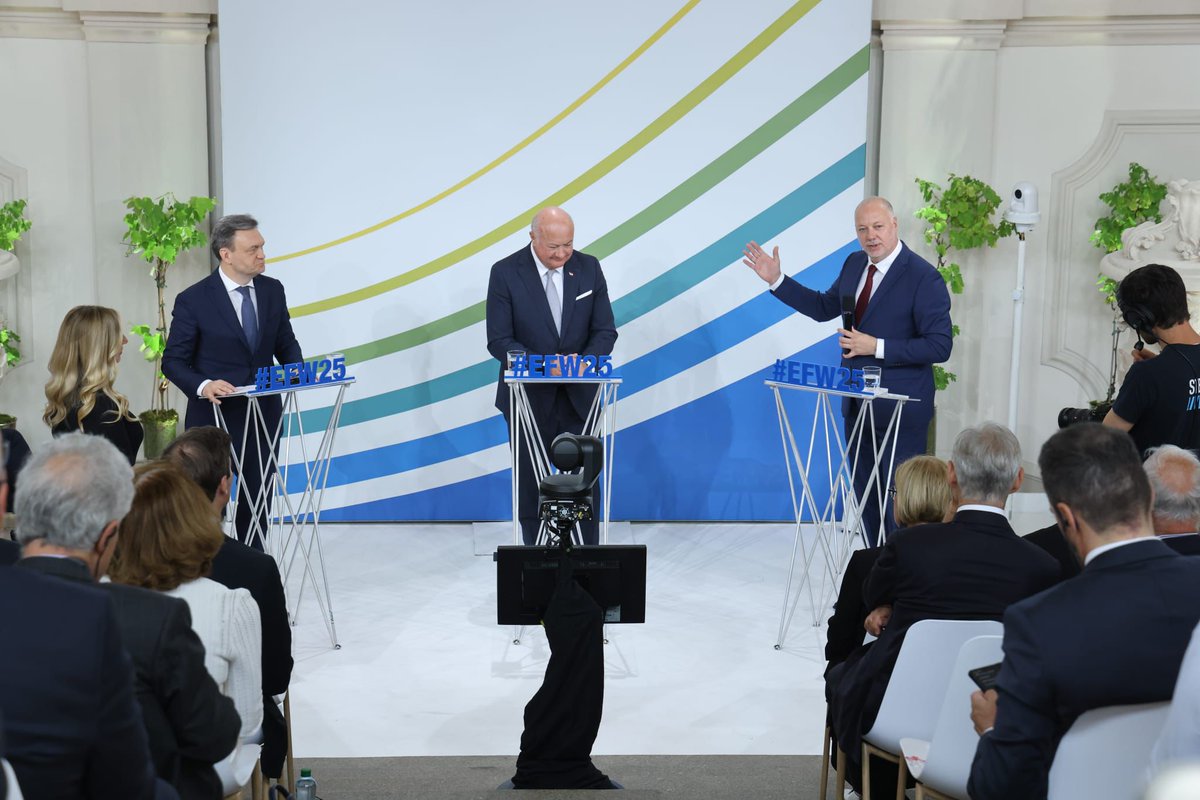 R_JeliazkovPM's tweet image. The challenges to 🇪🇺security and the restoration of peace demand from us accelerated economic development, competitiveness and environmental sustainability, this is what I stated at The Europa-Forum Wachau.
🇧🇬's path to Schengen is successful story & beneficial for both - 🇧🇬 🇪🇺