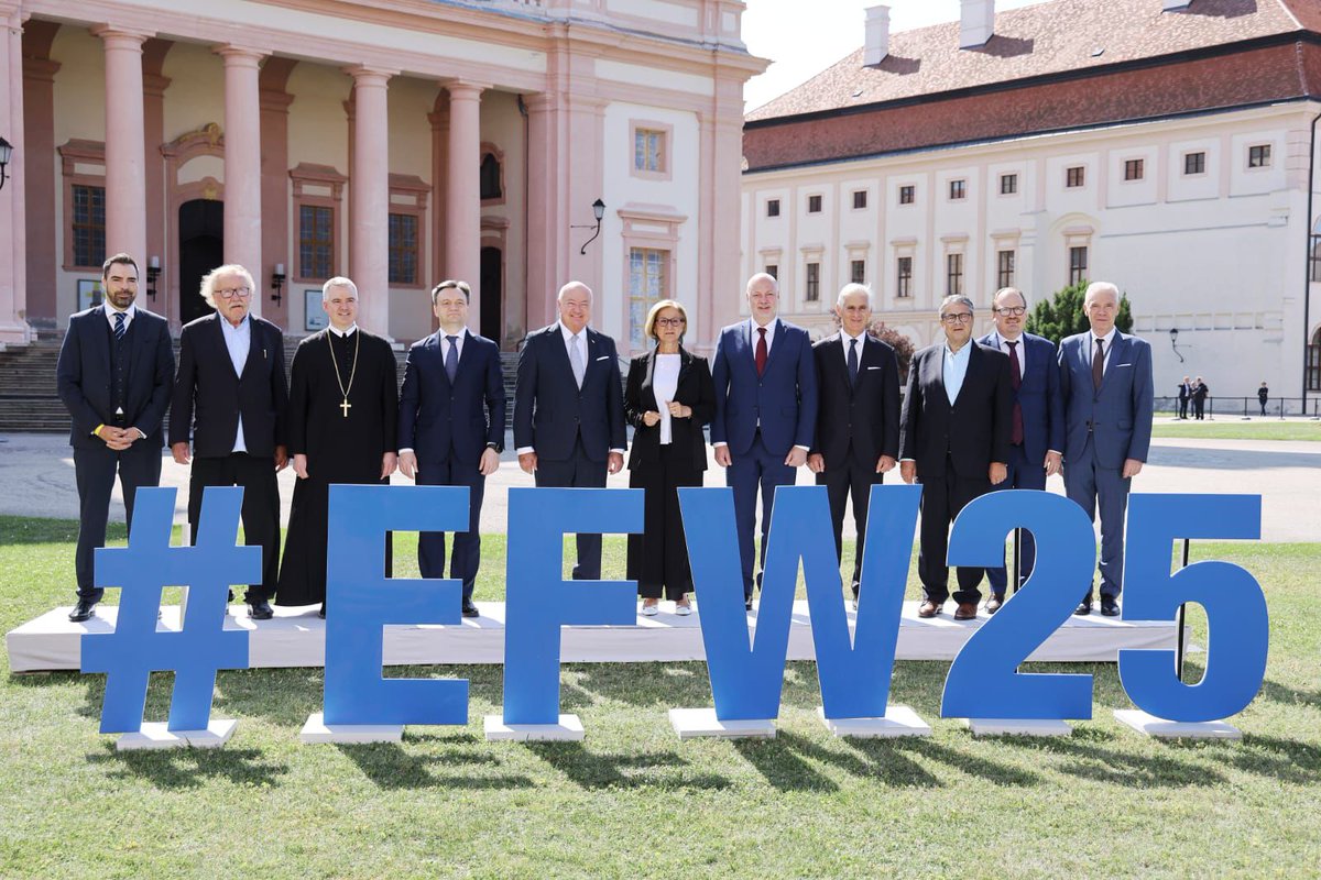 R_JeliazkovPM's tweet image. The challenges to 🇪🇺security and the restoration of peace demand from us accelerated economic development, competitiveness and environmental sustainability, this is what I stated at The Europa-Forum Wachau.
🇧🇬's path to Schengen is successful story & beneficial for both - 🇧🇬 🇪🇺