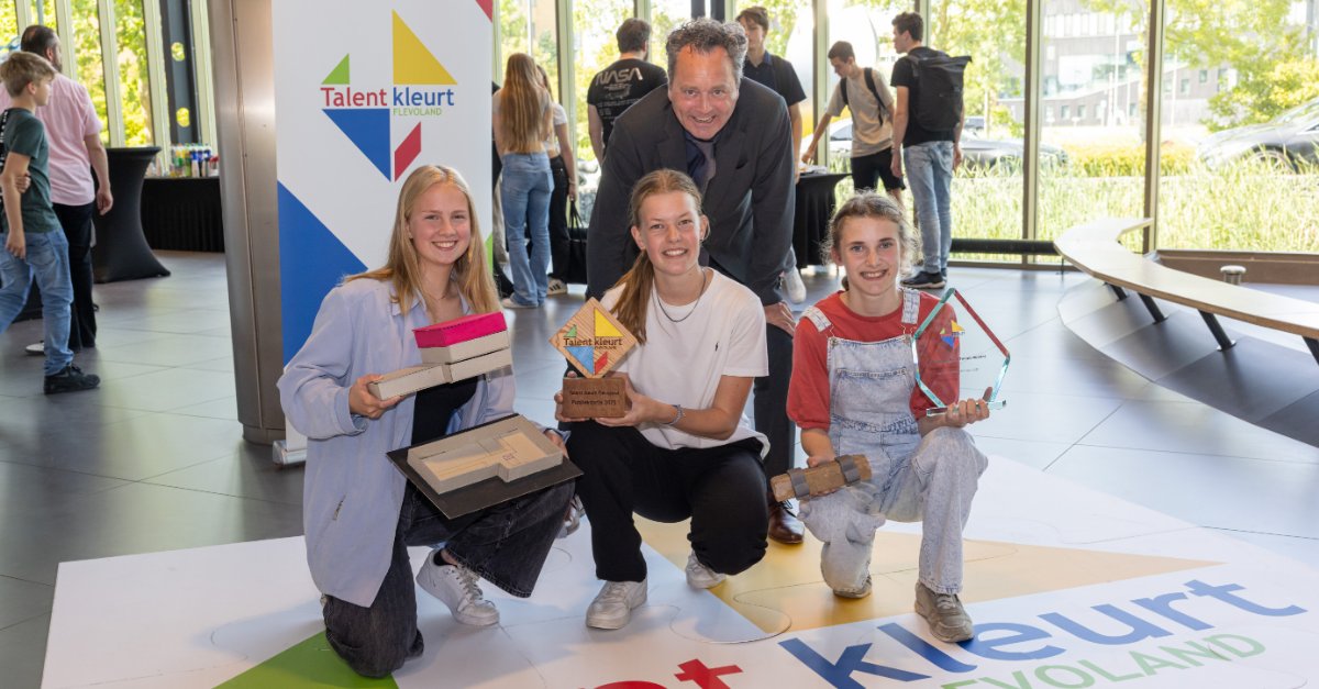 FlevoNieuws's tweet image. Leerlingen van technasia presenteerden op 12 juni hun ideeรซn voor maatschappelijke uitdagingen in het provinciehuis. Anouska won de juryprijs Ongekend FlevoTalent-bokaal 2025 en Sanna & Inge gingen er vandoor met de Talent kleurt Flevoland publieksprijs!๐ bit.ly/3FLjaaV