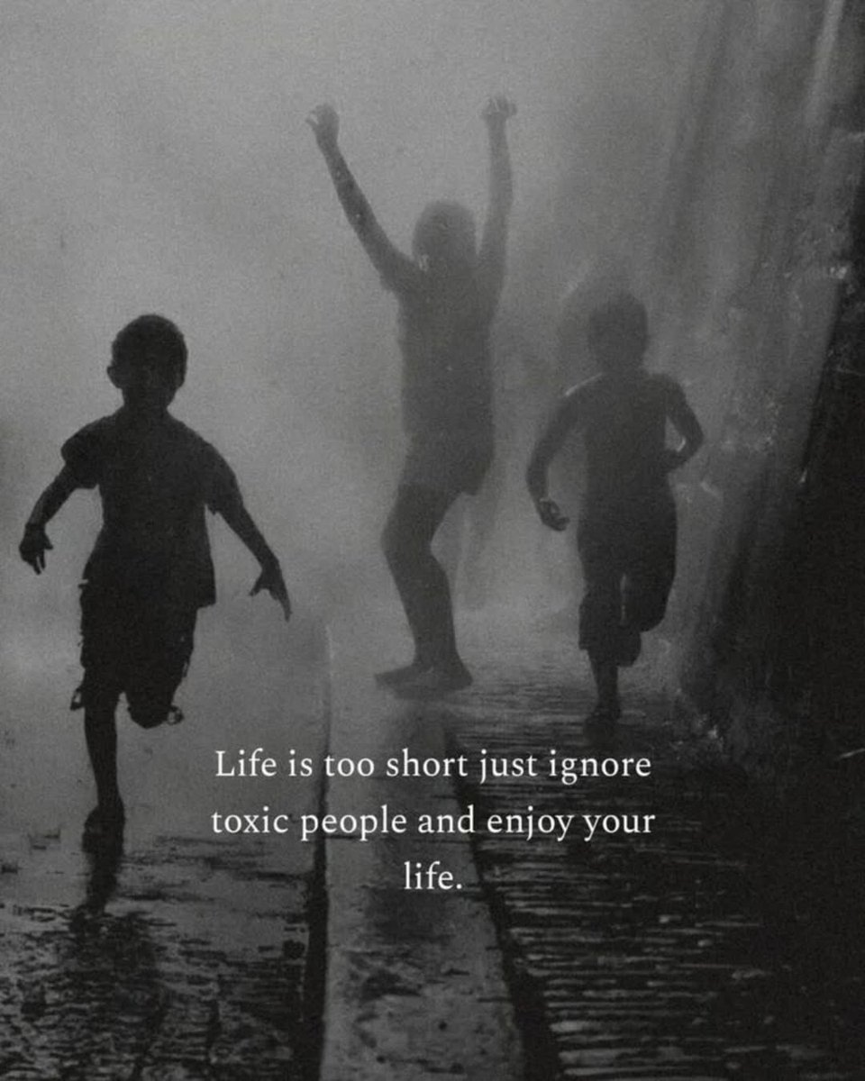 Hayat çok kısa,
sadece toksik insanları görmezden gel
ve hayatının tadını çıkar.
