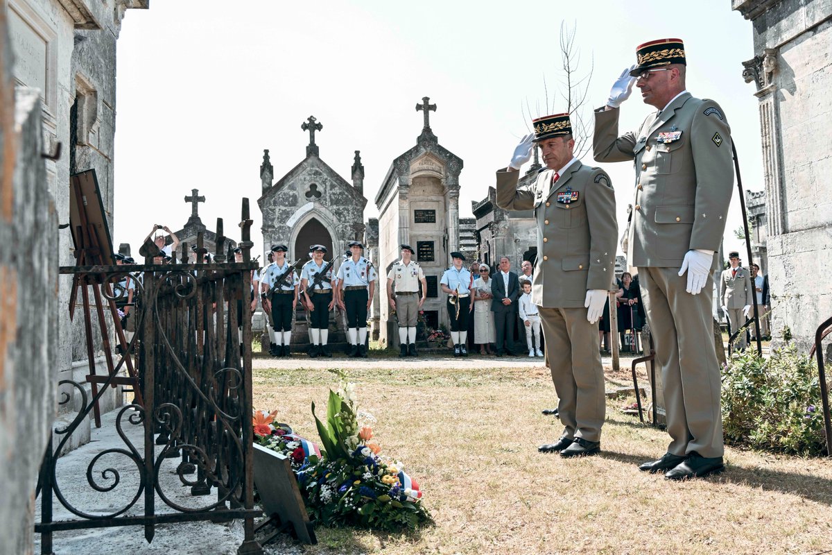 27bim's tweet image. À @villeangouleme, hommage de la famille des Troupes de montagne et des élèves officiers de @Polytechnique au général Olry, commandant de l'armée des Alpes, invaincue pendant la Seconde Guerre mondiale.