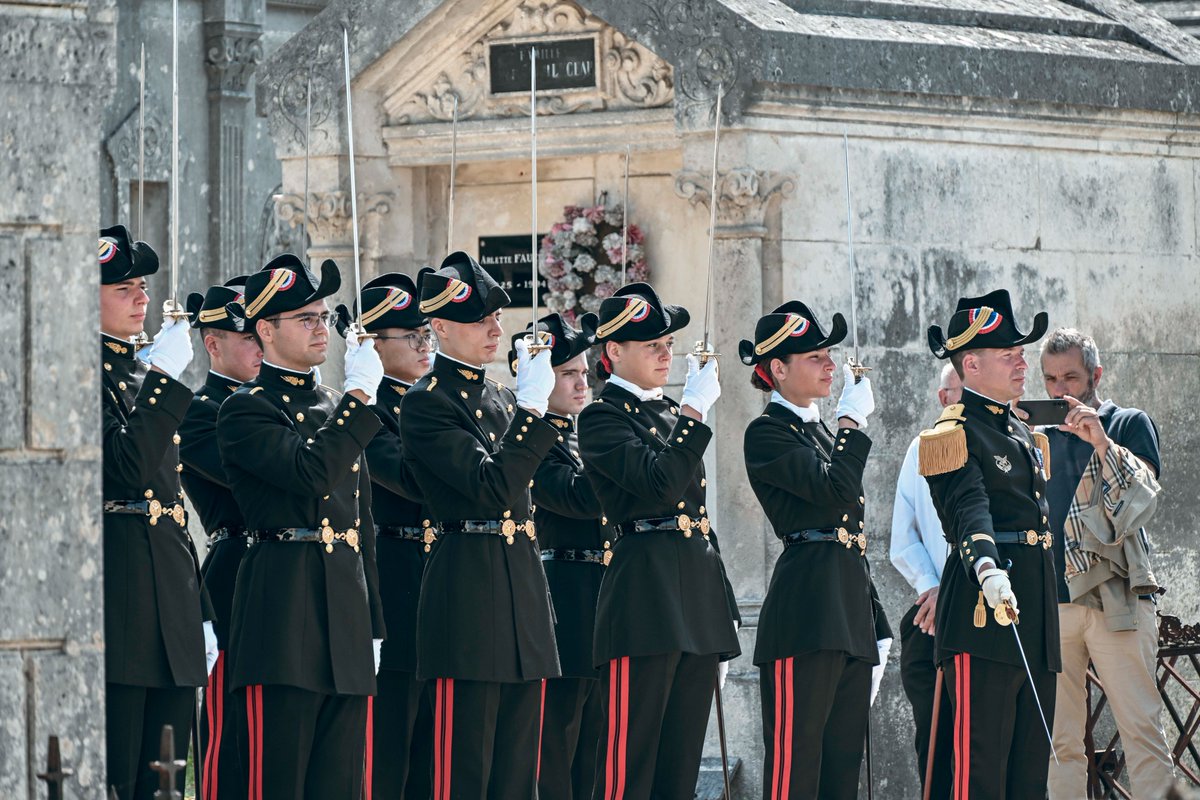 27bim's tweet image. À @villeangouleme, hommage de la famille des Troupes de montagne et des élèves officiers de @Polytechnique au général Olry, commandant de l'armée des Alpes, invaincue pendant la Seconde Guerre mondiale.