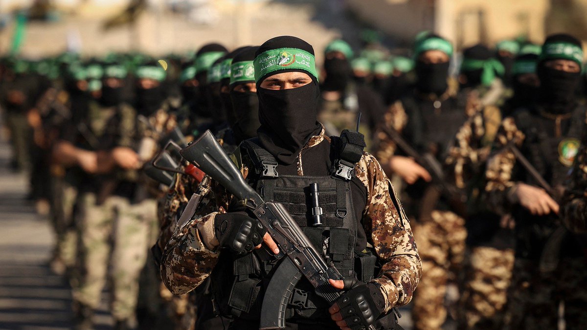 يا اخوة مستوعبين أن الموساد شغال بفرق ميدانية على أرض الواقع،و عم يضرب منظومات الدفاع الجوي والقيادات من داخل ايران !
بينما عجز عن استرجاع أسراه أمام وحدة الظل في غزة!
ستعلم الأمة أي رجال قد خسرتهم في غزة وكيف فرّطت بحصنها الأول حينما لا ينفع الندم.