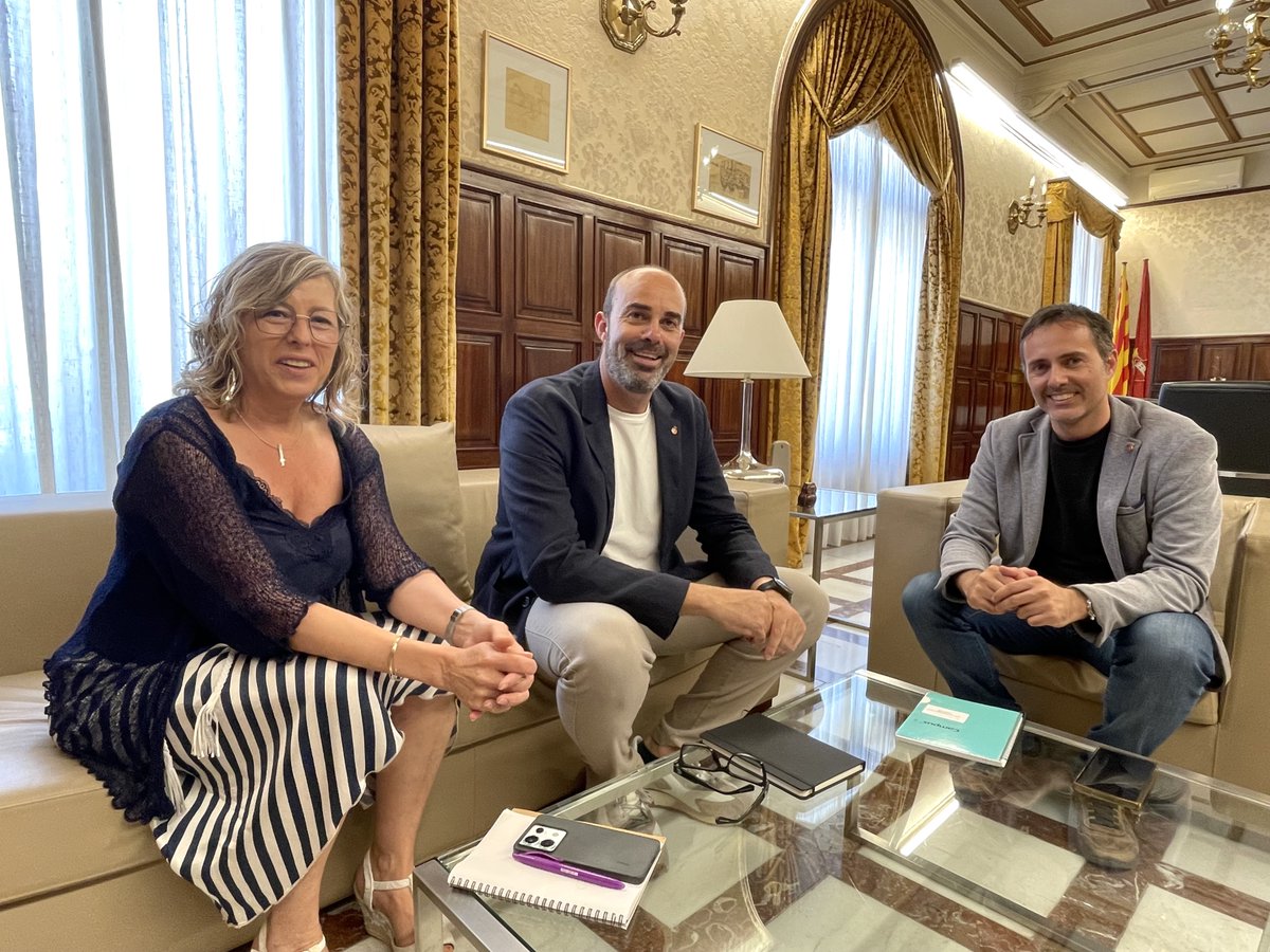 TROBADA INSTITUCIONAL | L'alcalde, Jordi Jordan i la primera tinent d'alcaldia, Mar Lleixà, han mantingut una reunió amb l'alcalde de Roquetes, Ivan Garcia, amb l'objectiu d'enfortir la col·laboració entre els dos municipis i promoure iniciatives que beneficien la ciutadania