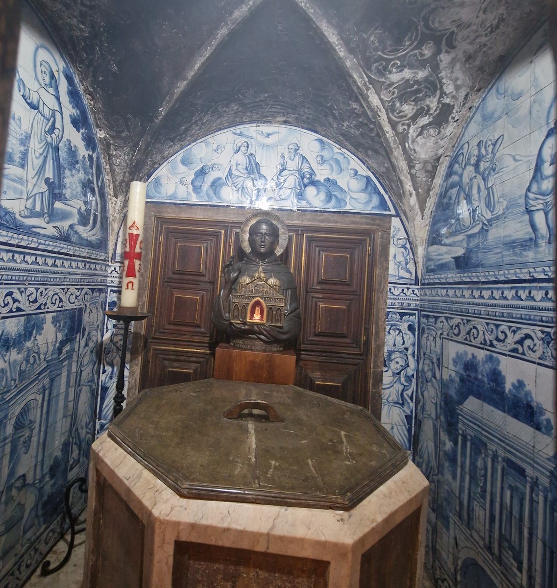 #SanAntonio (Fernado)  de Padua (de Lisboa). 
En realidad nacido en Lisboa, en el lugar donde hoy se ubica la cripta de su iglesia  y se conservan algunas de sus reliquias, fue bautizado con el nombre de Fenando en la vecina catedral.