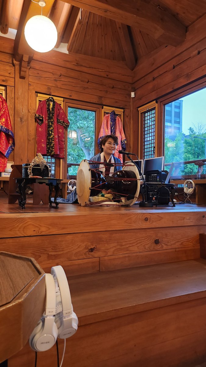 250613

우리소리박물관

전통을 잇는 사람들

여성국극 - 박수빈 배우님

한줄 후기

7월 13일 안산에서 여성국극 춘향전 올라간대요

airbridge.tumblbug.com/v5o1n4

갈 수 있다면 꼭 추천!!!