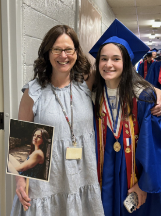 Sofia DeRosby, a 2025 graduate of MHS, first met Mrs. Roberts in 2012 as a Kindergarten student in her class at Vassalboro Community School. While there are no photos of them together from that year, one special memory remains... #WeAreRSU18
aps.rsu18.org/2025/06/13/a-f…