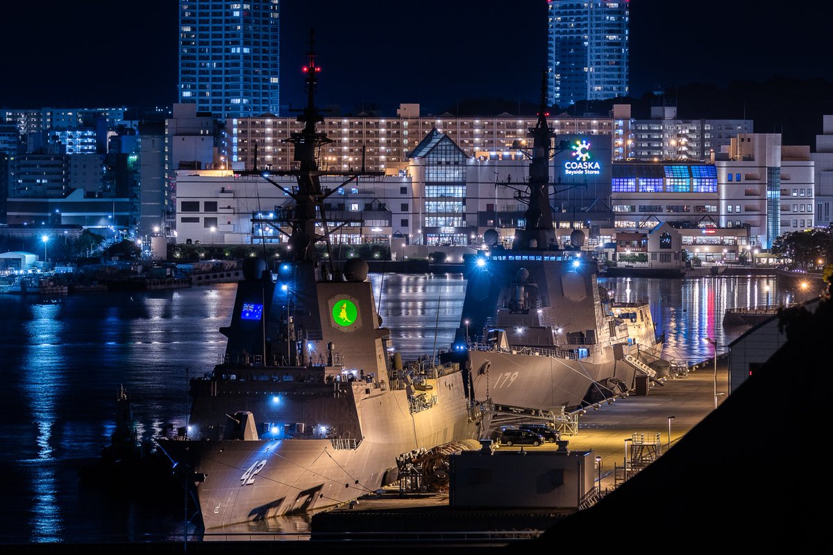 Alsace_class's tweet photo. 夜の横須賀港
DDG-42「シドニー｣､ DDG-179「まや｣ https://t.co/WkSNPPmXHb