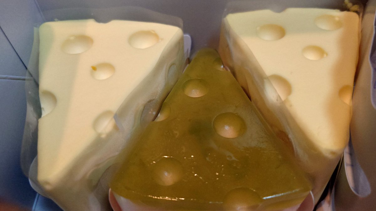 デザートなう！チーズケーキ買ってきた🧀