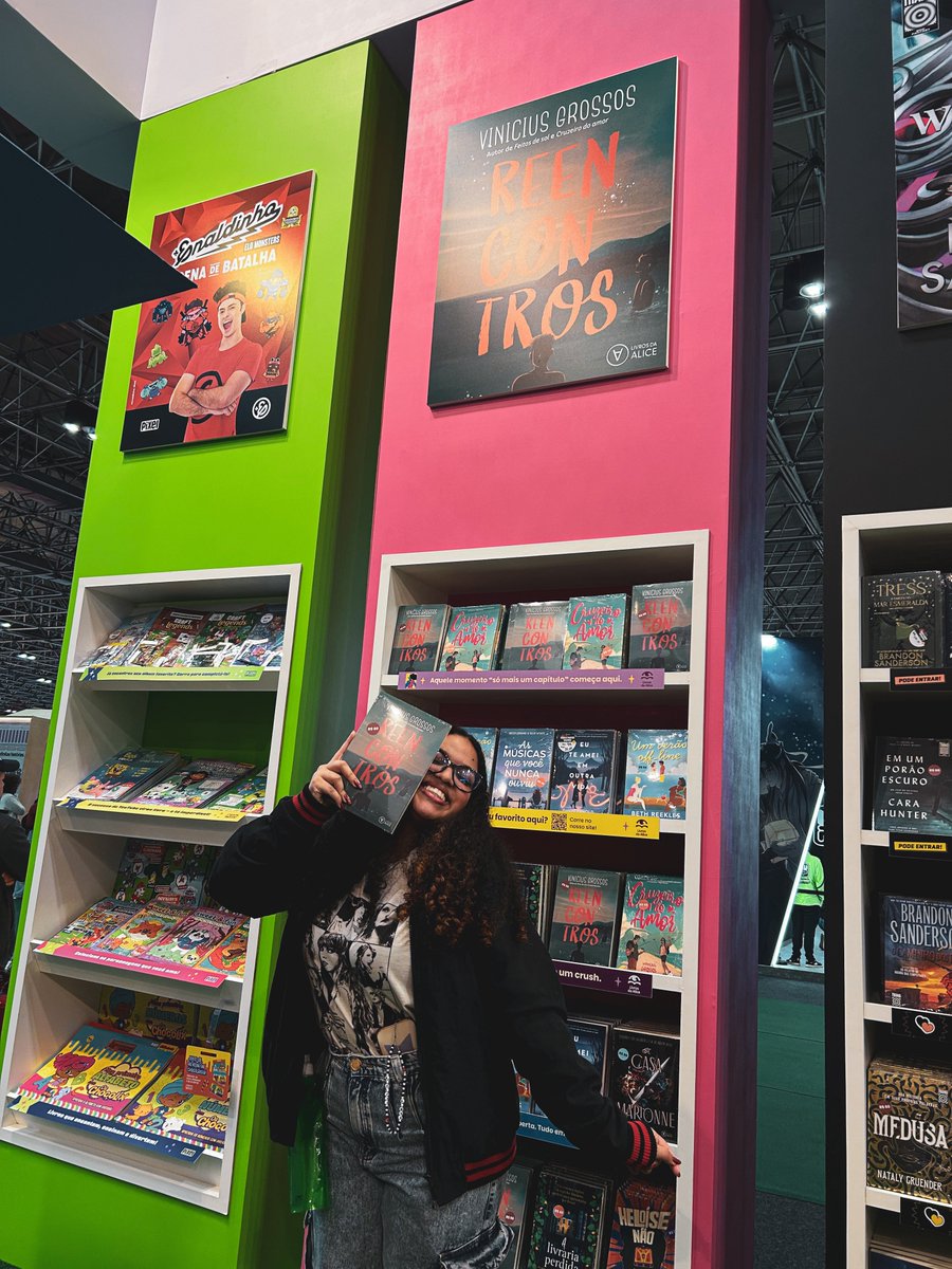 jhessy (@tiruwyliecrf) on Twitter photo uma criança feliz com seu livrinho novo <3
A BIENAL DO LIVRO COMEÇA HOJE, COMPREM REENCONTROS, O LIVRO NOVO DO <a href="/viniciusgrossos/">Vinícius Grossos quer te reencontrar</a>!!! uma criança feliz com seu livrinho novo <3
A BIENAL DO LIVRO COMEÇA HOJE, COMPREM REENCONTROS, O LIVRO NOVO DO <a href="/viniciusgrossos/">Vinícius Grossos quer te reencontrar</a>!!!