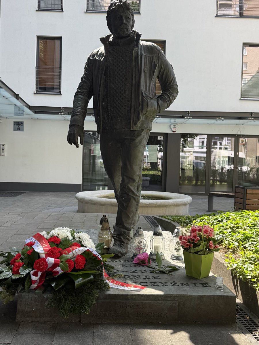 Sławomir Cenckiewicz (@cenckiewicz) on Twitter photo Jesteśmy w Gdyni, by pokłonić się generałowi Ryszardowi Kuklińskiemu!
Był przed nami <a href="/IPNGdansk/">IPN Gdańsk</a> - wiadomo!
Mewa! Byłeś, jesteś i pozostaniesz bohaterem!
Przyjdą czasy, że staniesz się patronem jednostek Wojska Polskiego a jaruzelszczyzna i zdrada przeminą! Jesteśmy w Gdyni, by pokłonić się generałowi Ryszardowi Kuklińskiemu!
Był przed nami <a href="/IPNGdansk/">IPN Gdańsk</a> - wiadomo!
Mewa! Byłeś, jesteś i pozostaniesz bohaterem!
Przyjdą czasy, że staniesz się patronem jednostek Wojska Polskiego a jaruzelszczyzna i zdrada przeminą!