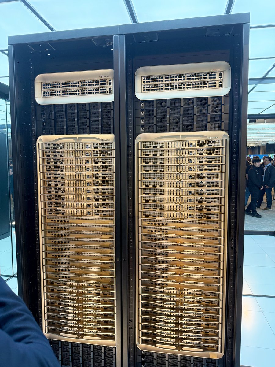 🟢 Retour sur #GTCParis, la conférence IA de NVIDIA organisée cette semaine à #VivaTech 🤩

J'ai assisté à la keynote de Jensen Huang, CEO de NVIDIA, qui a partagé sa vision sur l'avenir de l'IA et de la robotique, et je suis également passé sur l'espace expo GTC.

💡 Les