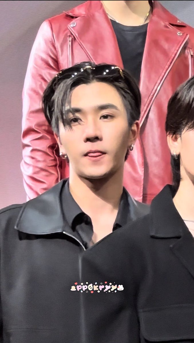 PerthSanta0000's tweet image. Perth with glasses on his head…🫠

#PerthTanapon